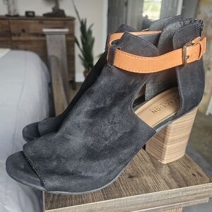 KENNETH COLE REACTION Hit Hooded faux suede open buckle booties 10 Black/tan